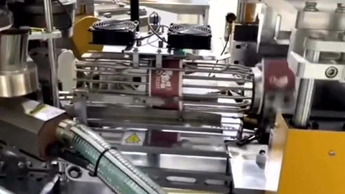 紙碗廠家生產(chǎn)的紙碗,從一張不起眼的紙張,在機(jī)械上加工成碗